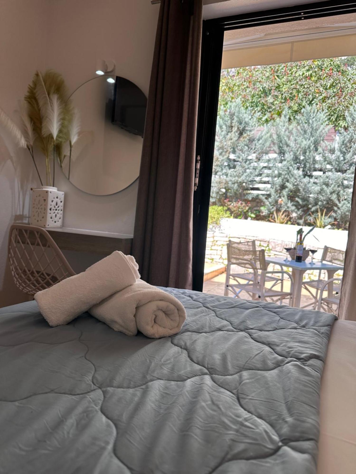 Vladimiros Apartments Barbati Ngoại thất bức ảnh