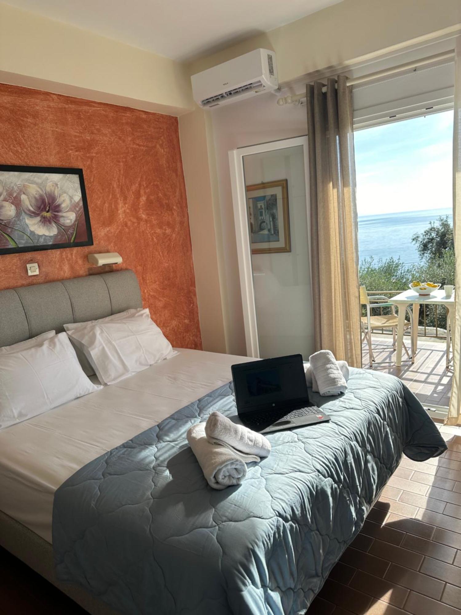 Vladimiros Apartments Barbati Ngoại thất bức ảnh